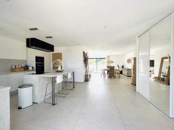 Dans le charmant village de Redessan, venez découvrir cette maison de 140 m² édifiée en 2022 sur une parcelle de 429 m².

Elle se compose au rez-de-chaussée d’une très belle pièce de vie de plus de 60 m² avec cuisine ouverte aménagée et équipée, d’un cellier/buanderie et d’un wc avec lave mains.

À l’étage, vous trouverez : trois chambres dont deux avec placards, une chambre parentale avec son propre dressing, un bureau, une salle d’eau avec douche et baignoire ainsi qu’un second WC indépendant.

Les prestations: RT2012, cuisine aménagée et équipée, climatisation gainable, VMC double flux, chauffe-eau thermodynamique, panneaux photovoltaïques en autoconsommation, forage, piscine au sel avec carrelage Bali, menuiseries en aluminium avec volets roulants électriques, prise pour véhicule électrique, vide sanitaire.

Vous rêvez d’une maison confortable avec peu d’entretien où vous n’aurez qu’à poser vos valises ?

A vos agendas pour la visite !