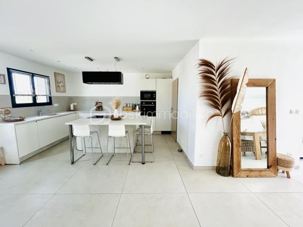 Dans le charmant village de Redessan, venez découvrir cette maison de 140 m² édifiée en 2022 sur une parcelle de 429 m².

Elle se compose au rez-de-chaussée d’une très belle pièce de vie de plus de 60 m² avec cuisine ouverte aménagée et équipée, d’un cellier/buanderie et d’un wc avec lave mains.

À l’étage, vous trouverez : trois chambres dont deux avec placards, une chambre parentale avec son propre dressing, un bureau, une salle d’eau avec douche et baignoire ainsi qu’un second WC indépendant.

Les prestations: RT2012, cuisine aménagée et équipée, climatisation gainable, VMC double flux, chauffe-eau thermodynamique, panneaux photovoltaïques en autoconsommation, forage, piscine au sel avec carrelage Bali, menuiseries en aluminium avec volets roulants électriques, prise pour véhicule électrique, vide sanitaire.

Vous rêvez d’une maison confortable avec peu d’entretien où vous n’aurez qu’à poser vos valises ?

A vos agendas pour la visite !