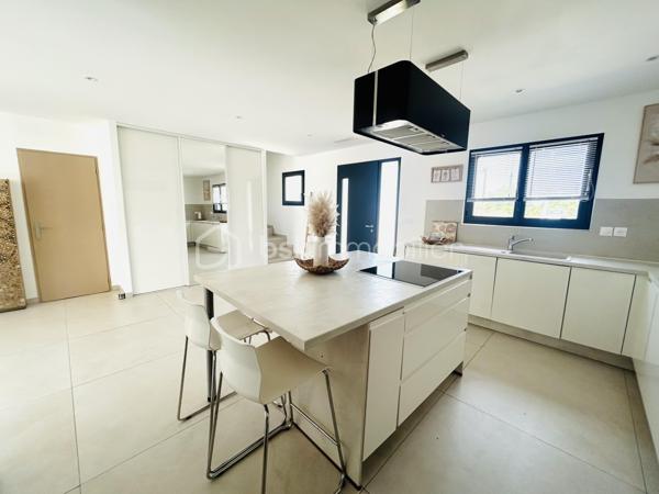 Dans le charmant village de Redessan, venez découvrir cette maison de 140 m² édifiée en 2022 sur une parcelle de 429 m².

Elle se compose au rez-de-chaussée d’une très belle pièce de vie de plus de 60 m² avec cuisine ouverte aménagée et équipée, d’un cellier/buanderie et d’un wc avec lave mains.

À l’étage, vous trouverez : trois chambres dont deux avec placards, une chambre parentale avec son propre dressing, un bureau, une salle d’eau avec douche et baignoire ainsi qu’un second WC indépendant.

Les prestations: RT2012, cuisine aménagée et équipée, climatisation gainable, VMC double flux, chauffe-eau thermodynamique, panneaux photovoltaïques en autoconsommation, forage, piscine au sel avec carrelage Bali, menuiseries en aluminium avec volets roulants électriques, prise pour véhicule électrique, vide sanitaire.

Vous rêvez d’une maison confortable avec peu d’entretien où vous n’aurez qu’à poser vos valises ?

A vos agendas pour la visite !