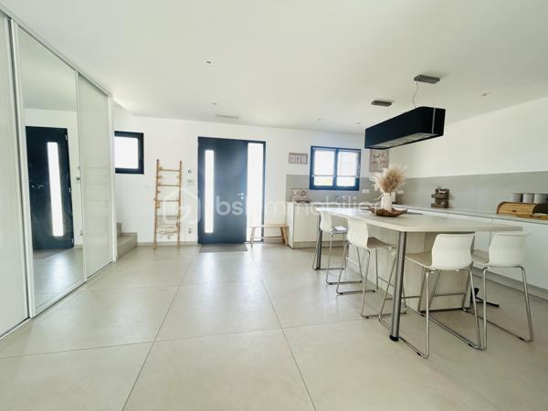 Dans le charmant village de Redessan, venez découvrir cette maison de 140 m² édifiée en 2022 sur une parcelle de 429 m².

Elle se compose au rez-de-chaussée d’une très belle pièce de vie de plus de 60 m² avec cuisine ouverte aménagée et équipée, d’un cellier/buanderie et d’un wc avec lave mains.

À l’étage, vous trouverez : trois chambres dont deux avec placards, une chambre parentale avec son propre dressing, un bureau, une salle d’eau avec douche et baignoire ainsi qu’un second WC indépendant.

Les prestations: RT2012, cuisine aménagée et équipée, climatisation gainable, VMC double flux, chauffe-eau thermodynamique, panneaux photovoltaïques en autoconsommation, forage, piscine au sel avec carrelage Bali, menuiseries en aluminium avec volets roulants électriques, prise pour véhicule électrique, vide sanitaire.

Vous rêvez d’une maison confortable avec peu d’entretien où vous n’aurez qu’à poser vos valises ?

A vos agendas pour la visite !