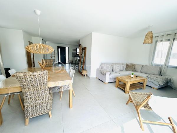 Dans le charmant village de Redessan, venez découvrir cette maison de 140 m² édifiée en 2022 sur une parcelle de 429 m².

Elle se compose au rez-de-chaussée d’une très belle pièce de vie de plus de 60 m² avec cuisine ouverte aménagée et équipée, d’un cellier/buanderie et d’un wc avec lave mains.

À l’étage, vous trouverez : trois chambres dont deux avec placards, une chambre parentale avec son propre dressing, un bureau, une salle d’eau avec douche et baignoire ainsi qu’un second WC indépendant.

Les prestations: RT2012, cuisine aménagée et équipée, climatisation gainable, VMC double flux, chauffe-eau thermodynamique, panneaux photovoltaïques en autoconsommation, forage, piscine au sel avec carrelage Bali, menuiseries en aluminium avec volets roulants électriques, prise pour véhicule électrique, vide sanitaire.

Vous rêvez d’une maison confortable avec peu d’entretien où vous n’aurez qu’à poser vos valises ?

A vos agendas pour la visite !