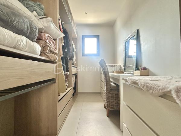 Dans le charmant village de Redessan, venez découvrir cette maison de 140 m² édifiée en 2022 sur une parcelle de 429 m².

Elle se compose au rez-de-chaussée d’une très belle pièce de vie de plus de 60 m² avec cuisine ouverte aménagée et équipée, d’un cellier/buanderie et d’un wc avec lave mains.

À l’étage, vous trouverez : trois chambres dont deux avec placards, une chambre parentale avec son propre dressing, un bureau, une salle d’eau avec douche et baignoire ainsi qu’un second WC indépendant.

Les prestations: RT2012, cuisine aménagée et équipée, climatisation gainable, VMC double flux, chauffe-eau thermodynamique, panneaux photovoltaïques en autoconsommation, forage, piscine au sel avec carrelage Bali, menuiseries en aluminium avec volets roulants électriques, prise pour véhicule électrique, vide sanitaire.

Vous rêvez d’une maison confortable avec peu d’entretien où vous n’aurez qu’à poser vos valises ?

A vos agendas pour la visite !