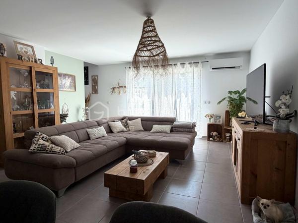 À Poussan, découvrez cette maison récente à l’architecture moderne et épuré de type 4, construite en 2019, offrant environ 92 m² habitables sur une parcelle de 176 m².
Lumineuse, moderne et parfaitement entretenue, elle propose au rez de chaussée une agréable pièce de vie de 37 m², prolongée par une terrasse de 12 m² et un jardin entièrement aménagé, un WC indépendant spacieux PMR pouvant être transformé en salle d’eau et un cellier.
A l’étage, l’espace nuit se compose de trois chambres spacieuses et d’une salle de bains avec WC.
Côté confort, vous profiterez du confort répondant à la norme RT2012 avec la climatisation réversible au rdc, du double vitrage, un ballon thermodynamique ainsi que de deux places de stationnement.
Une maison fonctionnelle, calme et en excellent état, idéale pour une famille souhaitant s’installer sans prévoir de travaux.
A visiter absolument !
Autre photos sur demande.
