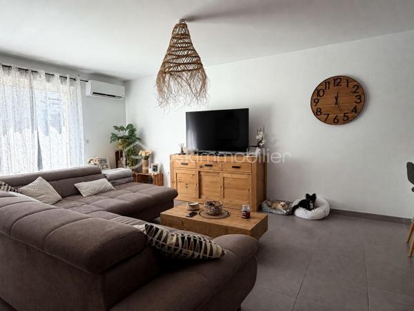 À Poussan, découvrez cette maison récente à l’architecture moderne et épuré de type 4, construite en 2019, offrant environ 92 m² habitables sur une parcelle de 176 m².
Lumineuse, moderne et parfaitement entretenue, elle propose au rez de chaussée une agréable pièce de vie de 37 m², prolongée par une terrasse de 12 m² et un jardin entièrement aménagé, un WC indépendant spacieux PMR pouvant être transformé en salle d’eau et un cellier.
A l’étage, l’espace nuit se compose de trois chambres spacieuses et d’une salle de bains avec WC.
Côté confort, vous profiterez du confort répondant à la norme RT2012 avec la climatisation réversible au rdc, du double vitrage, un ballon thermodynamique ainsi que de deux places de stationnement.
Une maison fonctionnelle, calme et en excellent état, idéale pour une famille souhaitant s’installer sans prévoir de travaux.
A visiter absolument !
Autre photos sur demande.