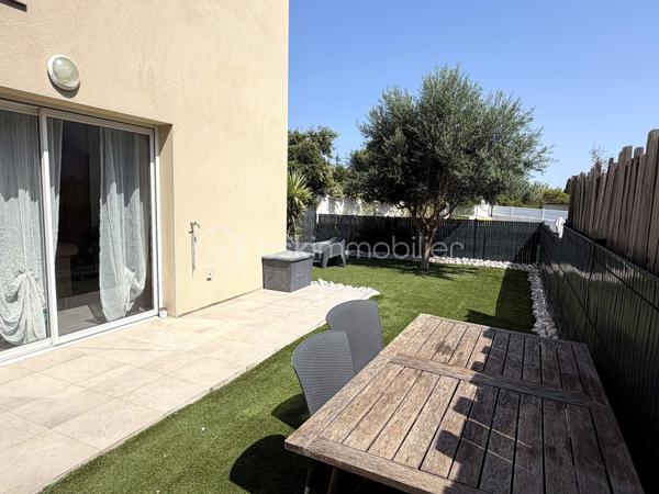 À Poussan, découvrez cette maison récente à l’architecture moderne et épuré de type 4, construite en 2019, offrant environ 92 m² habitables sur une parcelle de 176 m².
Lumineuse, moderne et parfaitement entretenue, elle propose au rez de chaussée une agréable pièce de vie de 37 m², prolongée par une terrasse de 12 m² et un jardin entièrement aménagé, un WC indépendant spacieux PMR pouvant être transformé en salle d’eau et un cellier.
A l’étage, l’espace nuit se compose de trois chambres spacieuses et d’une salle de bains avec WC.
Côté confort, vous profiterez du confort répondant à la norme RT2012 avec la climatisation réversible au rdc, du double vitrage, un ballon thermodynamique ainsi que de deux places de stationnement.
Une maison fonctionnelle, calme et en excellent état, idéale pour une famille souhaitant s’installer sans prévoir de travaux.
A visiter absolument !
Autre photos sur demande.