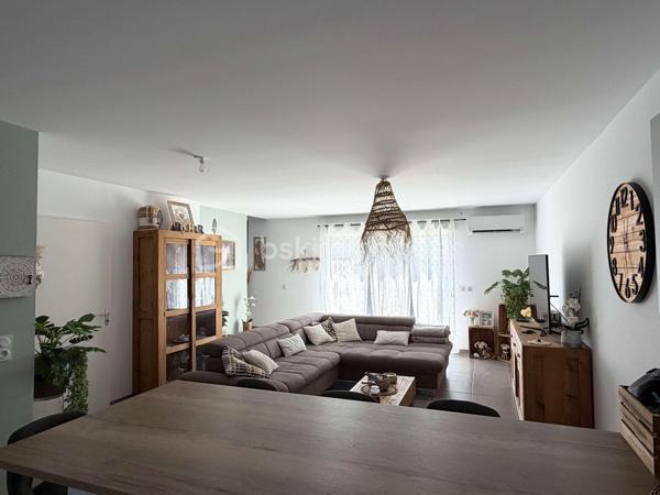À Poussan, découvrez cette maison récente à l’architecture moderne et épuré de type 4, construite en 2019, offrant environ 92 m² habitables sur une parcelle de 176 m².
Lumineuse, moderne et parfaitement entretenue, elle propose au rez de chaussée une agréable pièce de vie de 37 m², prolongée par une terrasse de 12 m² et un jardin entièrement aménagé, un WC indépendant spacieux PMR pouvant être transformé en salle d’eau et un cellier.
A l’étage, l’espace nuit se compose de trois chambres spacieuses et d’une salle de bains avec WC.
Côté confort, vous profiterez du confort répondant à la norme RT2012 avec la climatisation réversible au rdc, du double vitrage, un ballon thermodynamique ainsi que de deux places de stationnement.
Une maison fonctionnelle, calme et en excellent état, idéale pour une famille souhaitant s’installer sans prévoir de travaux.
A visiter absolument !
Autre photos sur demande.
