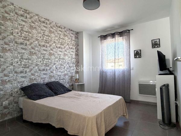 À Poussan, découvrez cette maison récente à l’architecture moderne et épuré de type 4, construite en 2019, offrant environ 92 m² habitables sur une parcelle de 176 m².
Lumineuse, moderne et parfaitement entretenue, elle propose au rez de chaussée une agréable pièce de vie de 37 m², prolongée par une terrasse de 12 m² et un jardin entièrement aménagé, un WC indépendant spacieux PMR pouvant être transformé en salle d’eau et un cellier.
A l’étage, l’espace nuit se compose de trois chambres spacieuses et d’une salle de bains avec WC.
Côté confort, vous profiterez du confort répondant à la norme RT2012 avec la climatisation réversible au rdc, du double vitrage, un ballon thermodynamique ainsi que de deux places de stationnement.
Une maison fonctionnelle, calme et en excellent état, idéale pour une famille souhaitant s’installer sans prévoir de travaux.
A visiter absolument !
Autre photos sur demande.