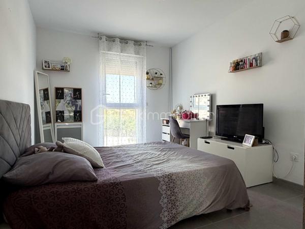 À Poussan, découvrez cette maison récente à l’architecture moderne et épuré de type 4, construite en 2019, offrant environ 92 m² habitables sur une parcelle de 176 m².
Lumineuse, moderne et parfaitement entretenue, elle propose au rez de chaussée une agréable pièce de vie de 37 m², prolongée par une terrasse de 12 m² et un jardin entièrement aménagé, un WC indépendant spacieux PMR pouvant être transformé en salle d’eau et un cellier.
A l’étage, l’espace nuit se compose de trois chambres spacieuses et d’une salle de bains avec WC.
Côté confort, vous profiterez du confort répondant à la norme RT2012 avec la climatisation réversible au rdc, du double vitrage, un ballon thermodynamique ainsi que de deux places de stationnement.
Une maison fonctionnelle, calme et en excellent état, idéale pour une famille souhaitant s’installer sans prévoir de travaux.
A visiter absolument !
Autre photos sur demande.