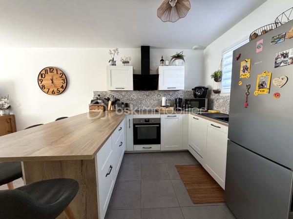 À Poussan, découvrez cette maison récente à l’architecture moderne et épuré de type 4, construite en 2019, offrant environ 92 m² habitables sur une parcelle de 176 m².
Lumineuse, moderne et parfaitement entretenue, elle propose au rez de chaussée une agréable pièce de vie de 37 m², prolongée par une terrasse de 12 m² et un jardin entièrement aménagé, un WC indépendant spacieux PMR pouvant être transformé en salle d’eau et un cellier.
A l’étage, l’espace nuit se compose de trois chambres spacieuses et d’une salle de bains avec WC.
Côté confort, vous profiterez du confort répondant à la norme RT2012 avec la climatisation réversible au rdc, du double vitrage, un ballon thermodynamique ainsi que de deux places de stationnement.
Une maison fonctionnelle, calme et en excellent état, idéale pour une famille souhaitant s’installer sans prévoir de travaux.
A visiter absolument !
Autre photos sur demande.