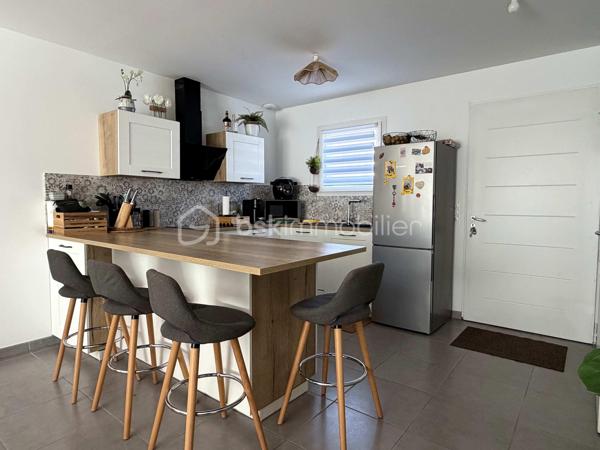 À Poussan, découvrez cette maison récente à l’architecture moderne et épuré de type 4, construite en 2019, offrant environ 92 m² habitables sur une parcelle de 176 m².
Lumineuse, moderne et parfaitement entretenue, elle propose au rez de chaussée une agréable pièce de vie de 37 m², prolongée par une terrasse de 12 m² et un jardin entièrement aménagé, un WC indépendant spacieux PMR pouvant être transformé en salle d’eau et un cellier.
A l’étage, l’espace nuit se compose de trois chambres spacieuses et d’une salle de bains avec WC.
Côté confort, vous profiterez du confort répondant à la norme RT2012 avec la climatisation réversible au rdc, du double vitrage, un ballon thermodynamique ainsi que de deux places de stationnement.
Une maison fonctionnelle, calme et en excellent état, idéale pour une famille souhaitant s’installer sans prévoir de travaux.
A visiter absolument !
Autre photos sur demande.
