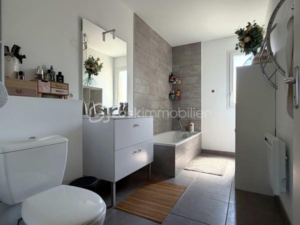 À Poussan, découvrez cette maison récente à l’architecture moderne et épuré de type 4, construite en 2019, offrant environ 92 m² habitables sur une parcelle de 176 m².
Lumineuse, moderne et parfaitement entretenue, elle propose au rez de chaussée une agréable pièce de vie de 37 m², prolongée par une terrasse de 12 m² et un jardin entièrement aménagé, un WC indépendant spacieux PMR pouvant être transformé en salle d’eau et un cellier.
A l’étage, l’espace nuit se compose de trois chambres spacieuses et d’une salle de bains avec WC.
Côté confort, vous profiterez du confort répondant à la norme RT2012 avec la climatisation réversible au rdc, du double vitrage, un ballon thermodynamique ainsi que de deux places de stationnement.
Une maison fonctionnelle, calme et en excellent état, idéale pour une famille souhaitant s’installer sans prévoir de travaux.
A visiter absolument !
Autre photos sur demande.