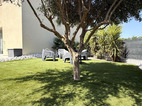 À Poussan, découvrez cette maison récente à l’architecture moderne et épuré de type 4, construite en 2019, offrant environ 92 m² habitables sur une parcelle de 176 m².
Lumineuse, moderne et parfaitement entretenue, elle propose au rez de chaussée une agréable pièce de vie de 37 m², prolongée par une terrasse de 12 m² et un jardin entièrement aménagé, un WC indépendant spacieux PMR pouvant être transformé en salle d’eau et un cellier.
A l’étage, l’espace nuit se compose de trois chambres spacieuses et d’une salle de bains avec WC.
Côté confort, vous profiterez du confort répondant à la norme RT2012 avec la climatisation réversible au rdc, du double vitrage, un ballon thermodynamique ainsi que de deux places de stationnement.
Une maison fonctionnelle, calme et en excellent état, idéale pour une famille souhaitant s’installer sans prévoir de travaux.
A visiter absolument !
Autre photos sur demande.
