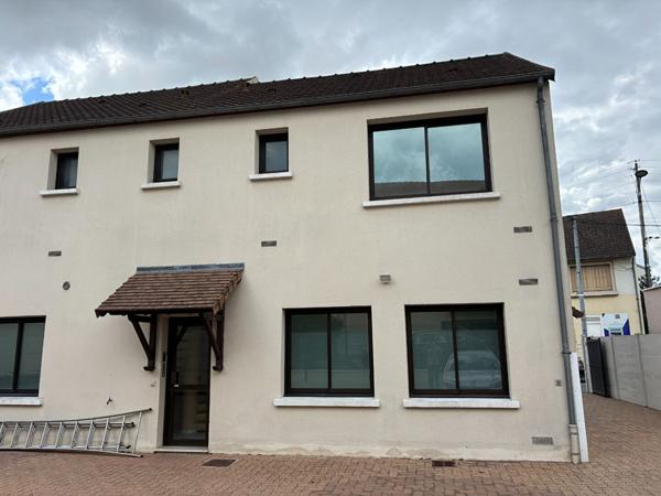 Local d'activité 2 pièces sur la place de la Liberté à Conflans