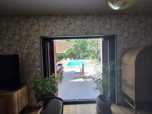 Superbe maison contemporaine avec piscine en bord de foret et proche d'un axe, poitiers à 10 minutes.