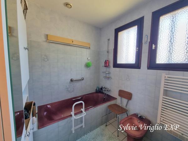 Maison de plain-pied. 3 chambres. Garage