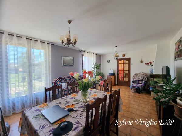 Maison de plain-pied. 3 chambres. Garage