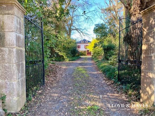 MAISON, DEPENDANCES et PARC ENCHANTEUR