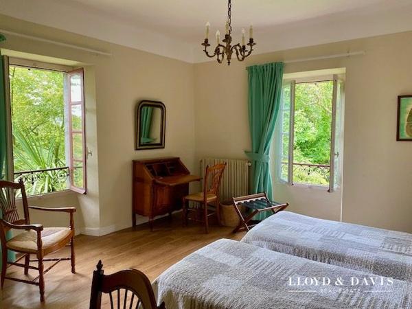 MAISON, DEPENDANCES et PARC ENCHANTEUR