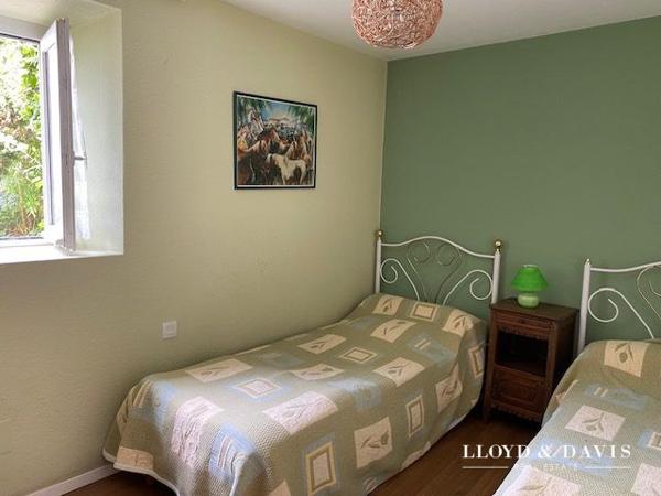 MAISON, DEPENDANCES et PARC ENCHANTEUR