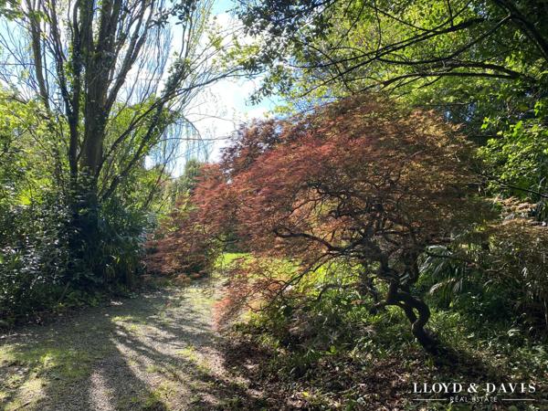 MAISON, DEPENDANCES et PARC ENCHANTEUR
