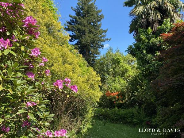 MAISON, DEPENDANCES et PARC ENCHANTEUR