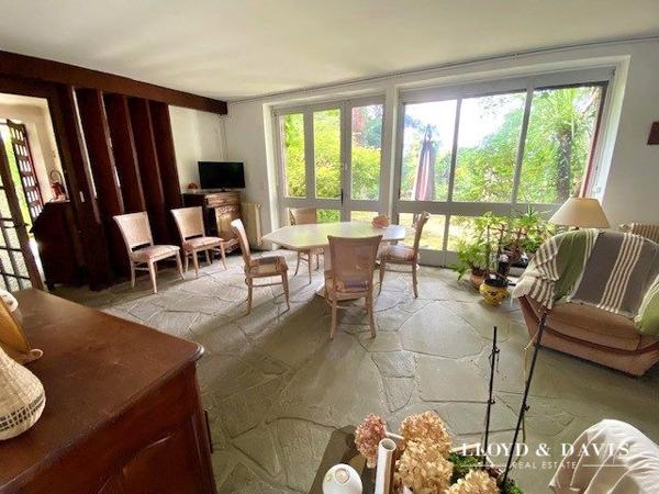 MAISON, DEPENDANCES et PARC ENCHANTEUR