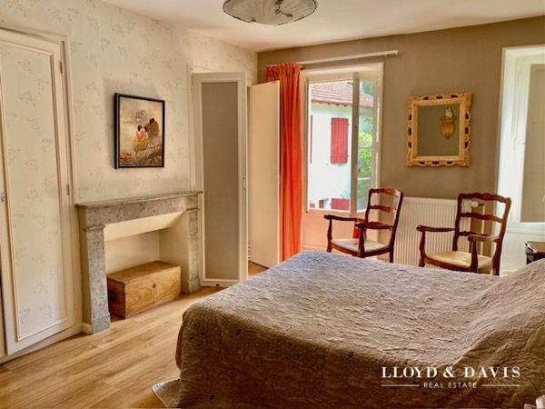 MAISON, DEPENDANCES et PARC ENCHANTEUR