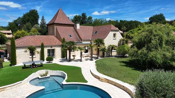 Belle propriété contemporaine avec piscine chauffée, dépendances et prestations de qualité