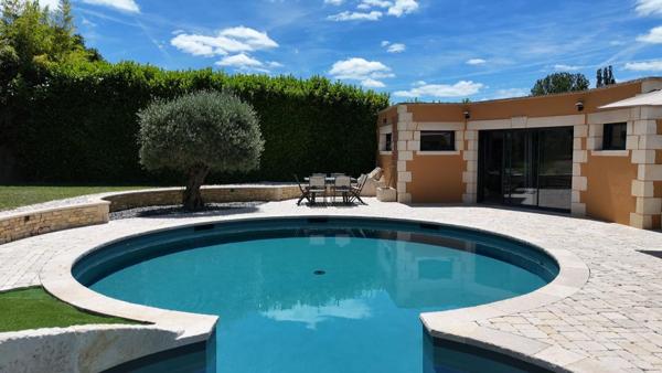 Belle propriété contemporaine avec piscine chauffée, dépendances et prestations de qualité