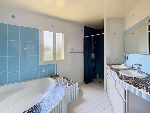 Belle propriété contemporaine avec piscine chauffée, dépendances et prestations de qualité