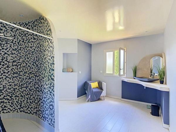 Belle propriété contemporaine avec piscine chauffée, dépendances et prestations de qualité