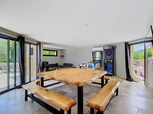 Belle propriété contemporaine avec piscine chauffée, dépendances et prestations de qualité