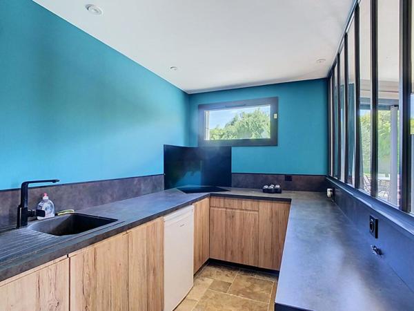 Belle propriété contemporaine avec piscine chauffée, dépendances et prestations de qualité