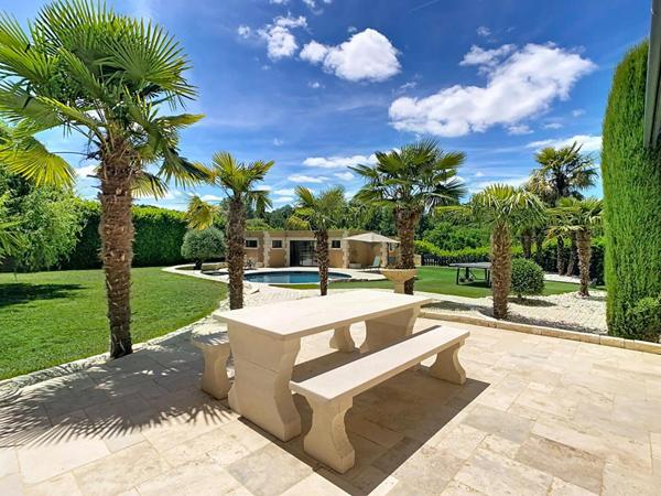 Belle propriété contemporaine avec piscine chauffée, dépendances et prestations de qualité