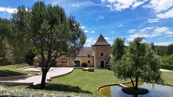 Belle propriété contemporaine avec piscine chauffée, dépendances et prestations de qualité
