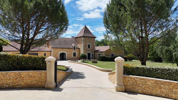 Belle propriété contemporaine avec piscine chauffée, dépendances et prestations de qualité