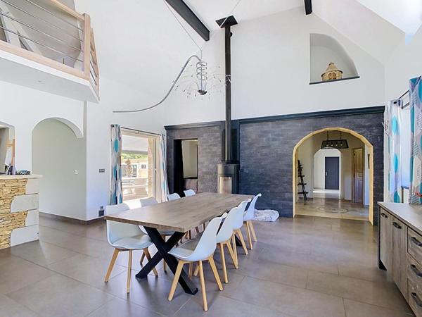 Belle propriété contemporaine avec piscine chauffée, dépendances et prestations de qualité
