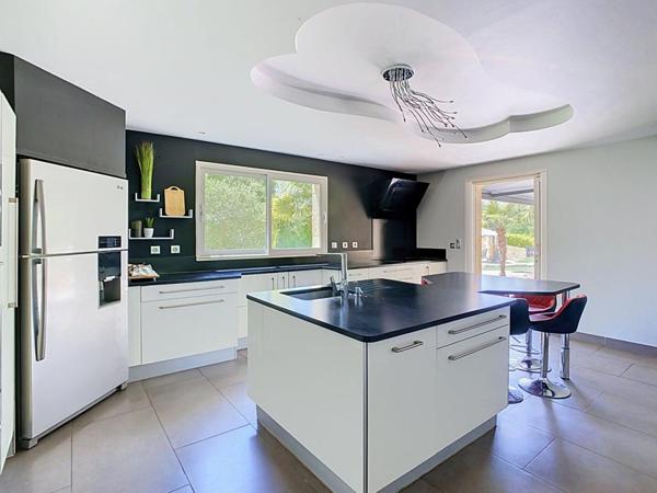 Belle propriété contemporaine avec piscine chauffée, dépendances et prestations de qualité