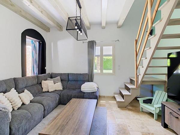 Belle propriété contemporaine avec piscine chauffée, dépendances et prestations de qualité