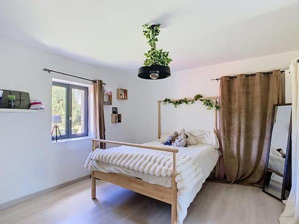 Belle propriété contemporaine avec piscine chauffée, dépendances et prestations de qualité