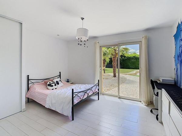 Belle propriété contemporaine avec piscine chauffée, dépendances et prestations de qualité
