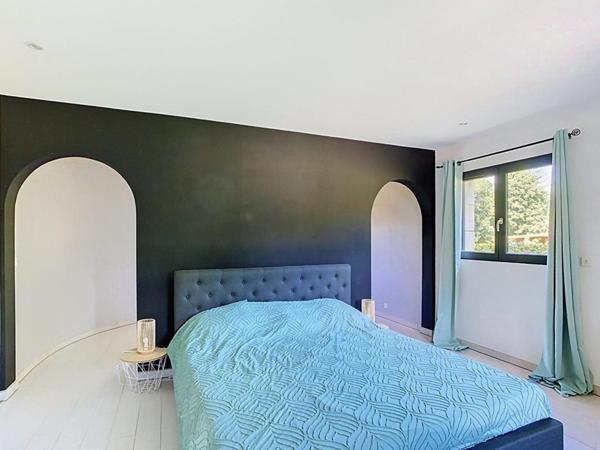Belle propriété contemporaine avec piscine chauffée, dépendances et prestations de qualité