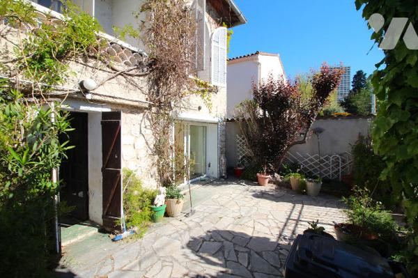Jolie Villa de 130m2 habitables (avec 1 jardin & 1 belle terrasse) sur 1 terrain 175m2 à Mazargues