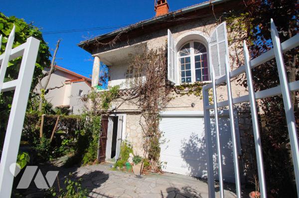 Jolie Villa de 130m2 habitables (avec 1 jardin & 1 belle terrasse) sur 1 terrain 175m2 à Mazargues