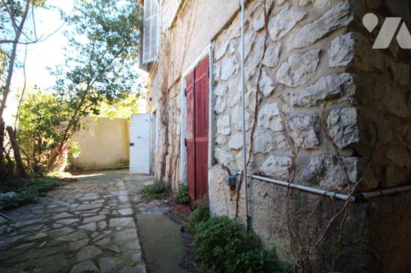 Jolie Villa de 130m2 habitables (avec 1 jardin & 1 belle terrasse) sur 1 terrain 175m2 à Mazargues