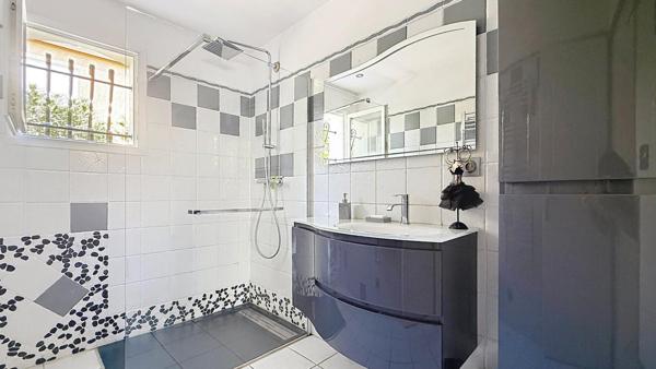 A Saint-Cyprien, maison 4 faces de 120m² sur une parcelle de 838m² avec piscine et garage