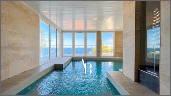 Villa d’architecte avec piscine intérieure chauffée – Vue panoramique exceptionnelle sur la Méditerranée