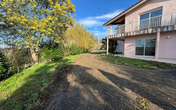 Appartement à louer    3 pièces •  Bétous