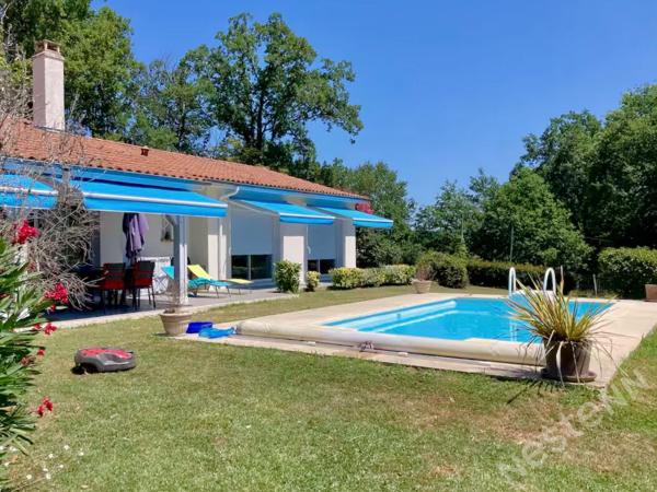 Cadre privilégié pour cette maison de plain-pied avec piscine !