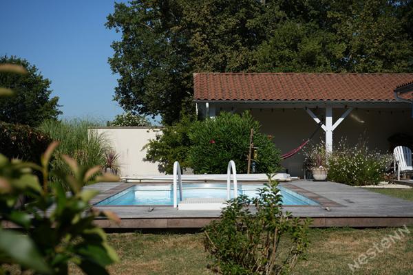 Cadre privilégié pour cette maison de plain-pied avec piscine !